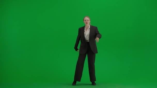 現代のビジネスマンクリエイティブ広告コンセプト クロマキーグリーンスクリーンのスーツに女性の肖像画 カメラで明確に歌うフォーマルな衣装のブロンドのビジネス女性 — ストック動画