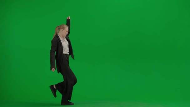 Frau Schwarzen Business Anzug Tanzt Fröhlich Auf Grünem Bildschirm Mit — Stockvideo