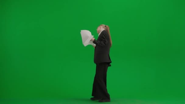 現代のビジネスマンクリエイティブ広告コンセプト クロマキーグリーンスクリーンのスーツに女性の肖像画 正式な衣装のブロンドのビジネス女性は 紙の文書を保持し 積極的に踊る — ストック動画