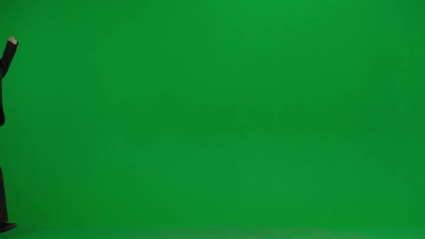现代女商人创意广告理念 彩色键绿色屏幕上的女装肖像 穿着正装 头戴公文包的金发女商人跳舞的支票手表跑开了 — 图库视频影像