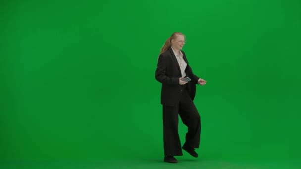 现代女商人创意广告理念 彩色键绿色屏幕上的女装肖像 穿着正式服装的金发女商人用智能手机接了个电话 高兴地跳着舞走了 — 图库视频影像