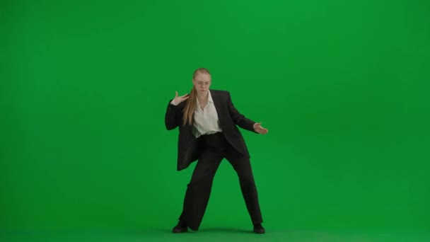 现代女商人创意广告理念 彩色键绿色屏幕上的女装肖像 身着正式服装的金发女商人在镜头前跳着老式学校舞曲 — 图库视频影像