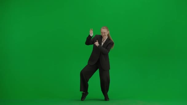 Γυναίκα Μαύρο Κοστούμι Επιχείρηση Χορεύει Χαρούμενα Στην Πράσινη Οθόνη Chromakey — Αρχείο Βίντεο