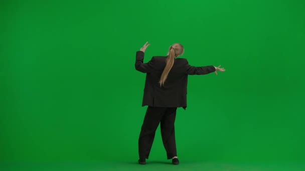 穿着黑色西服的女人带着铬钥匙欢快地在绿色屏幕上跳舞 现代女商人创意广告概念 — 图库视频影像