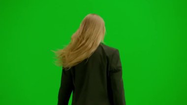 Modern iş kadını yaratıcı reklam konsepti. Krom anahtar yeşil ekranda takım elbiseli kadın portresi. Resmi kıyafet giymiş, yürüyüş ve dans eden sarışın iş kadını. Arka plan.