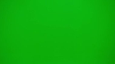 Modern iş kadını yaratıcı reklam konsepti. Krom anahtar yeşil ekranda takım elbiseli kadın portresi. Sarışın iş kadını evrak çantasıyla yürüyor akıllı telefonları kontrol ediyor mutlu bir şekilde dans ediyor..