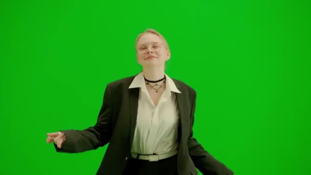 現代のビジネスマンクリエイティブ広告コンセプト クロマキーグリーンスクリーンのスーツに女性の肖像画 ブロンドのビジネス女性の正式な衣装ウォーキングとダンス フロントビュー — ストック動画