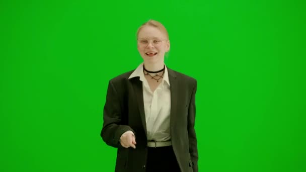 现代女商人创意广告理念 彩色键绿色屏幕上的女装肖像 穿着正式服装 走路和跳舞的金发女商人 — 图库视频影像