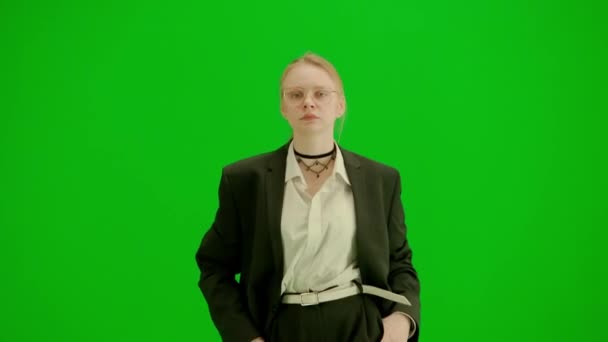 Сучасна Концепція Креативної Реклами Бізнес Леді Портрет Жінки Костюмі Зеленому — стокове відео