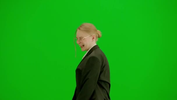 现代女商人创意广告理念 彩色键绿色屏幕上的女装肖像 穿着正式服装 走路和跳舞的金发女商人 转半圈 — 图库视频影像