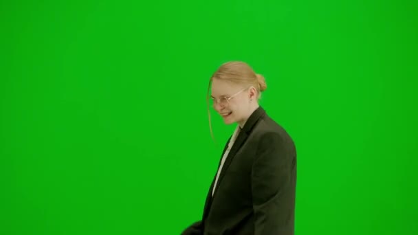现代女商人创意广告理念 彩色键绿色屏幕上的女装肖像 穿着正式服装 走路和跳舞的金发女商人 转半圈 — 图库视频影像