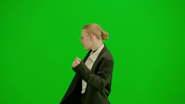 現代のビジネスマンクリエイティブ広告コンセプト クロマキーグリーンスクリーンのスーツに女性の肖像画 ブロンドのビジネス女性の正式な衣装ウォーキングとダンス サイドビュー — ストック動画