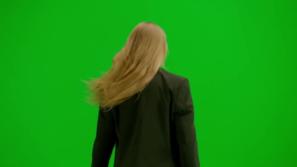 現代のビジネスマンクリエイティブ広告コンセプト クロマキーグリーンスクリーンのスーツに女性の肖像画 ブロンドのビジネス女性の正式な衣装ウォーキングとダンス バックビュー — ストック動画