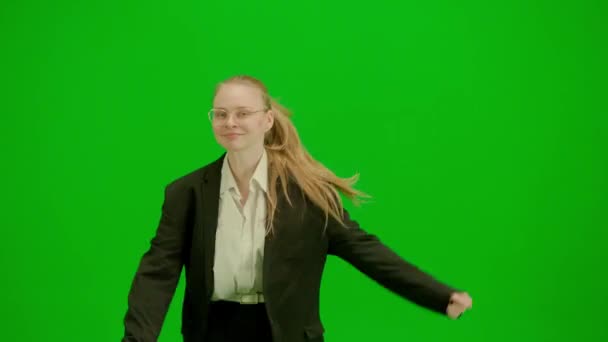 Kobieta Czarnym Garniturze Biznesu Tańczy Radośnie Zielonym Ekranie Chromakey Nowoczesna — Wideo stockowe