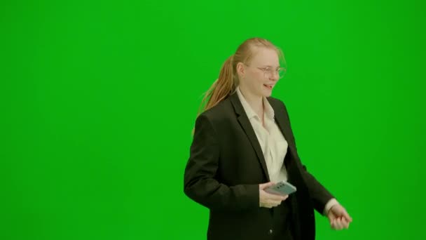 现代女商人创意广告理念 彩色键绿色屏幕上的女装肖像 穿着正式服装的金发女商人用智能手机接了个电话 高兴地跳着舞走了 — 图库视频影像