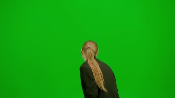 穿着黑色西服的女人带着铬钥匙欢快地在绿色屏幕上跳舞 现代女商人创意广告概念 — 图库视频影像