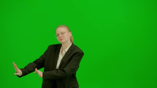 Žena Černém Obleku Vesele Tančí Zelené Obrazovce Chromakey Moderní Podnikatelka — Stock video