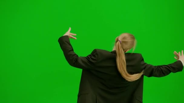 Vrouw Zwart Zakenpak Danst Vrolijk Groen Scherm Met Chromakey Modern — Stockvideo