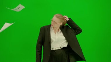 Modern iş kadını yaratıcı reklam konsepti. Krom anahtar yeşil ekranda takım elbiseli kadın portresi. İş kadını kağıt döküman atmaktan bıktı ve dans etmeye başladı..