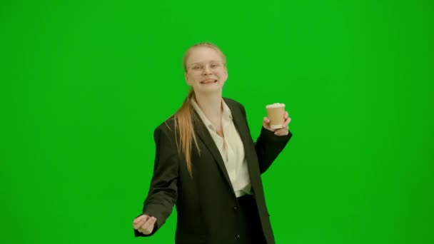 Жінка Чорному Діловому Костюмі Весело Танцює Зеленому Екрані Хроматиєю Сучасна — стокове відео