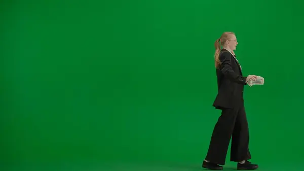 现代女商人创意广告理念 商业女性西服绿色屏幕上的色键 手握钱的金发女商人 — 图库照片