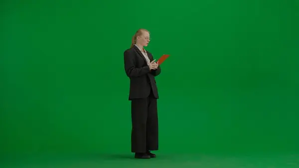 現代のビジネスマンクリエイティブ広告コンセプト クロマキー付きのグリーンスクリーンのビジネスススーツの女性 手の赤いフォルダを持つブロンドのビジネス女性 — ストック写真