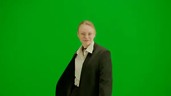 現代のビジネスマンクリエイティブ広告コンセプト クロマキーグリーンスクリーンのスーツに女性の肖像画 ブロンド ビジネス フォーマル ウォーキング ダンス ポジティブ — ストック写真