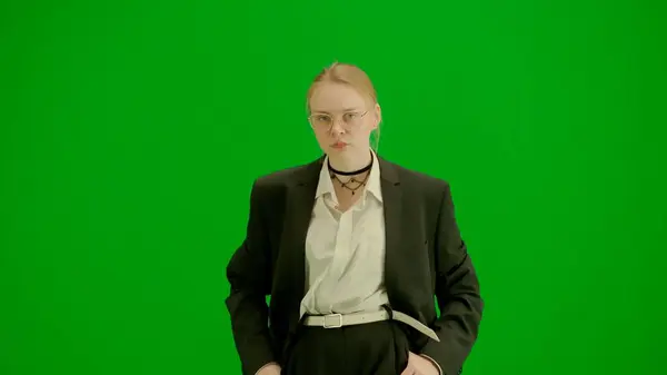 Modern Kadını Yaratıcı Reklam Konsepti Krom Anahtar Yeşil Ekranda Takım — Stok fotoğraf