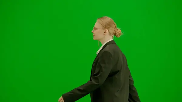 现代女商人创意广告理念 彩色键绿色屏幕上的女装肖像 穿着正装走起路来 满脸自信的金发女商人 — 图库照片