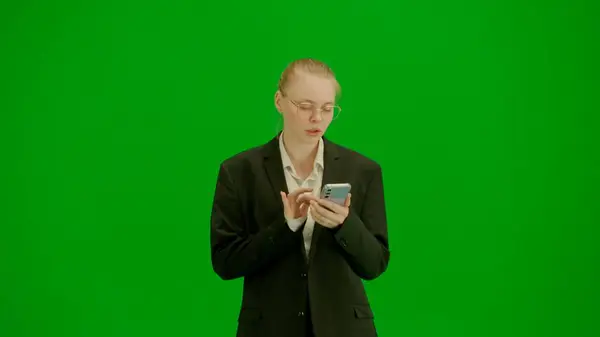 现代女商人创意广告理念 彩色键绿色屏幕上的女装肖像 穿着正装 手持智能手机 用应用程序发短信的金发女商人 — 图库照片