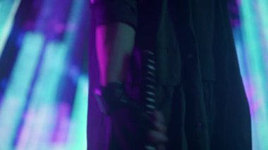 Siberpunk görsel teknoloji yaratıcı konsepti. Stüdyoda büyük dijital duvara karşı duran biri. Japon kılıçlı bir adam dijital ekran neon grafik arka planının önünde katana.