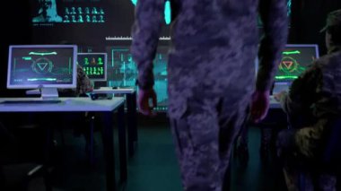 Orduda teknoloji ve iletişim. Bir grup güvenlik ekibi kontrol merkezinde. Askeri karargah gözetim memurları ofiste çalışan siber polis, ekip lideri ekrana bakıyor..