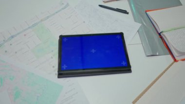 Orduda teknoloji ve iletişim. Kontrol merkezindeki masada bilgisayar var. Askeri karargah gözetim ofisi, tablet mavi ekranlı, üst, manzara.