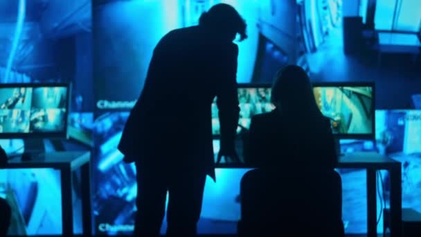 監視とセキュリティのコンセプト 監視センターで働く警備員は スクリーンで話したり カメラを見たりする コンピュータおよび大きいデジタル スクリーンショーCctvのカメラ映像 — ストック動画