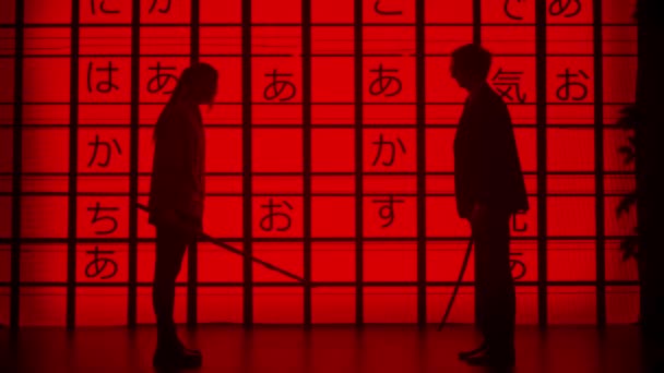 サイバーパンクビジュアルテクノロジークリエイティブコンセプト スタジオの大きなデジタル壁に反対する人々 日本刀カタナで戦う男女のシルエット デジタルスクリーン赤アジアのグラフィック背景 — ストック動画