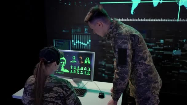 军队中的技术和通信 安全小组在控制中心 在办公室工作 跟踪和管理安保工作的军事总部监视干事 — 图库视频影像