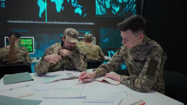 Технології Комунікації Армії Група Охоронців Контрольному Центрі Військовослужбовці Штабу Кіберполіції — стокове відео