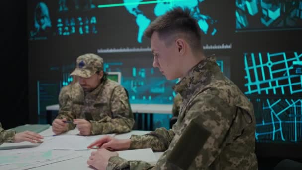 Technologie Communicatie Het Leger Een Groep Beveiligers Het Controlecentrum Militaire — Stockvideo