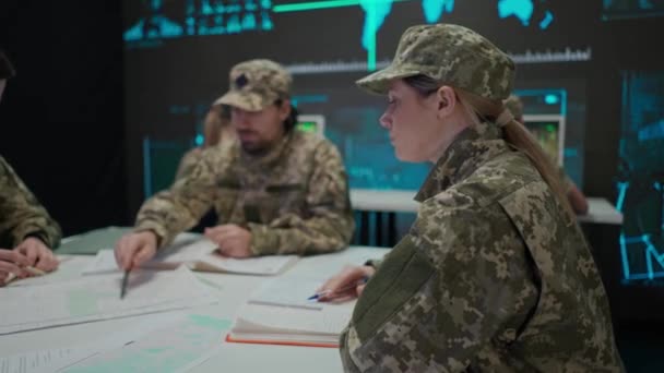 Orduda Teknoloji Iletişim Bir Grup Güvenlik Ekibi Kontrol Merkezinde Askeri — Stok video