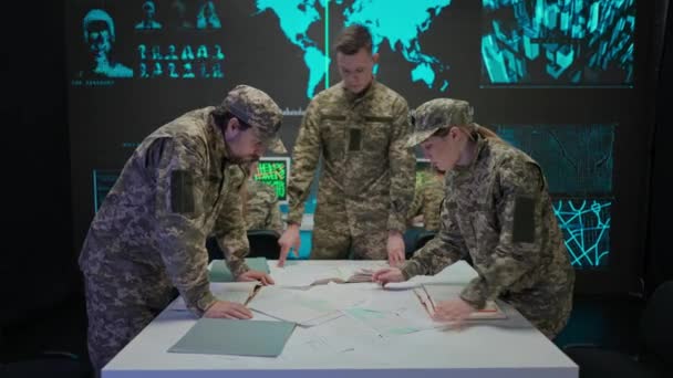 Tecnologia Comunicações Exército Grupo Segurança Centro Controlo Quartel General Militar — Vídeo de Stock