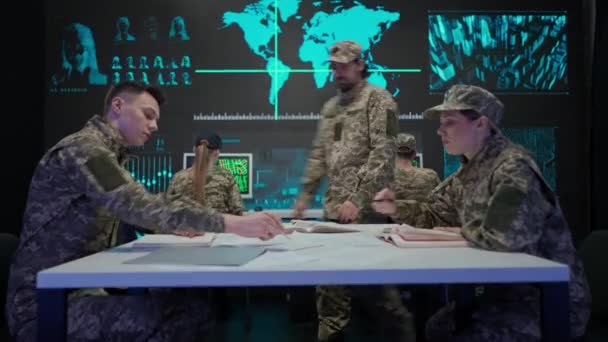 Teknologi Och Kommunikation Armén Säkerhetspolisen Kontrollrummet Militära Högkvarter Övervakning Officerare — Stockvideo