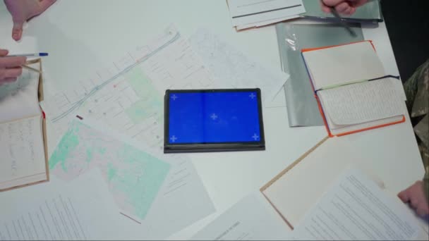 军队中的技术和通信 安全小组在控制中心 在办公室里工作的军事总部监视人员 蓝屏平板电脑 顶视图 — 图库视频影像