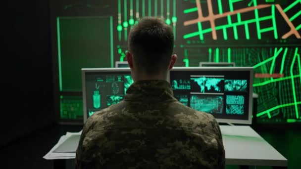 军队中的技术和通信 指挥中心的人员安全小组军事总部监视官员网络警察在办公室工作 跟踪和管理安全 — 图库视频影像