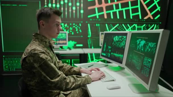 军队中的技术和通信 指挥中心的人员安全小组军事总部监视官员网络警察在办公室工作 跟踪和管理安全 — 图库视频影像