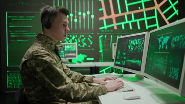 Teknologi Och Kommunikation Armén Personens Säkerhetsteam Kontrollrummet Militära Högkvarter Övervakning — Stockvideo