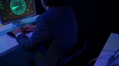 Uzay görevi fırlatma konsepti. Dünya kontrol merkezi, ekip galaksiyi büyük ekranda izliyor. Görev merkezinde bilgisayar üzerinde çalışan, uçuş ve uzay verilerini izleyen bir grup insan..
