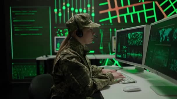 軍隊における技術とコミュニケーション コントロールセンターのセキュリティチーム 軍本部の監視官サイバー警察がオフィスで働き セキュリティを追跡し 管理する バックショット — ストック動画