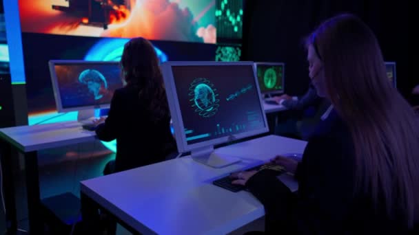 空间飞行任务发射概念 地球控制中心 大屏幕上的团队监测星系 在飞行任务中心的一组人带着耳机在计算机上工作 观察飞行和空间数据 — 图库视频影像