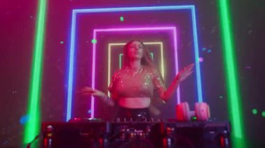 Gelecekçi siber punk teknolojisi konsepti. Dijital duvar renkli görsel arka planda çekici bir kadın. Genç kadın DJ dans ediyor, müzik karıştırıyor. Gece kulübünde piknik masaları karıştırıyor..