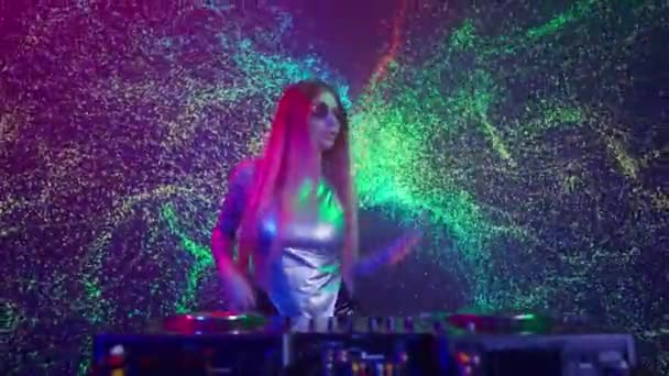 Conceito Tecnologia Cyberpunk Futurista Mulher Atraente Parede Digital Colorido Fundo — Vídeo de Stock